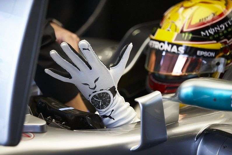 Lewis_Hamilton_Glove_Formula1 unior ESTACA Paris Saclay article sécurité